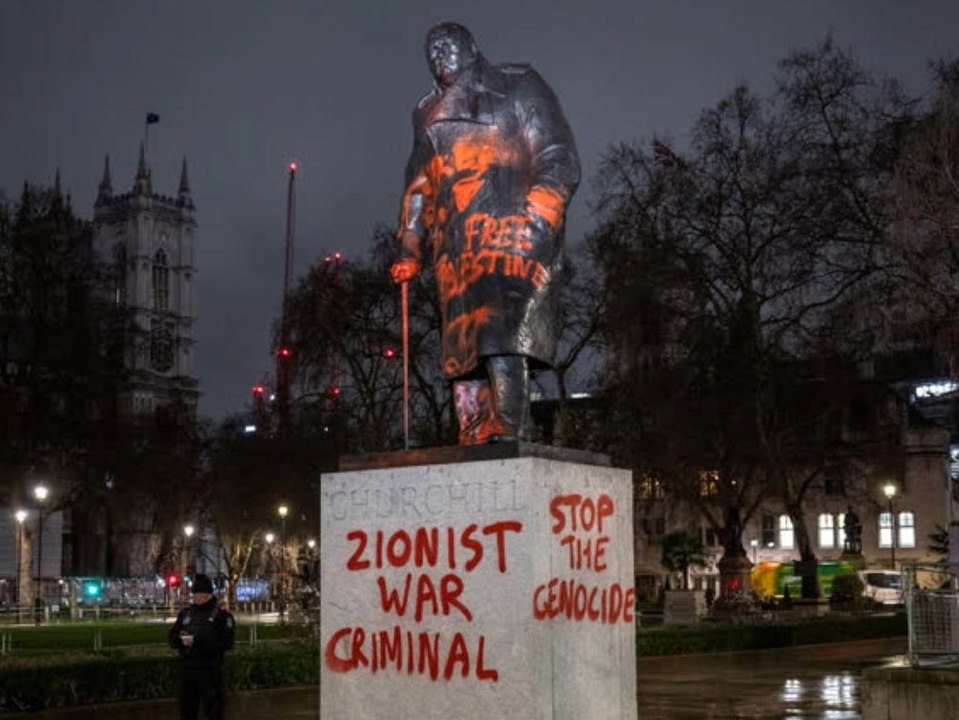 Eklat in london: churchill-statue mit parolen beschmiert