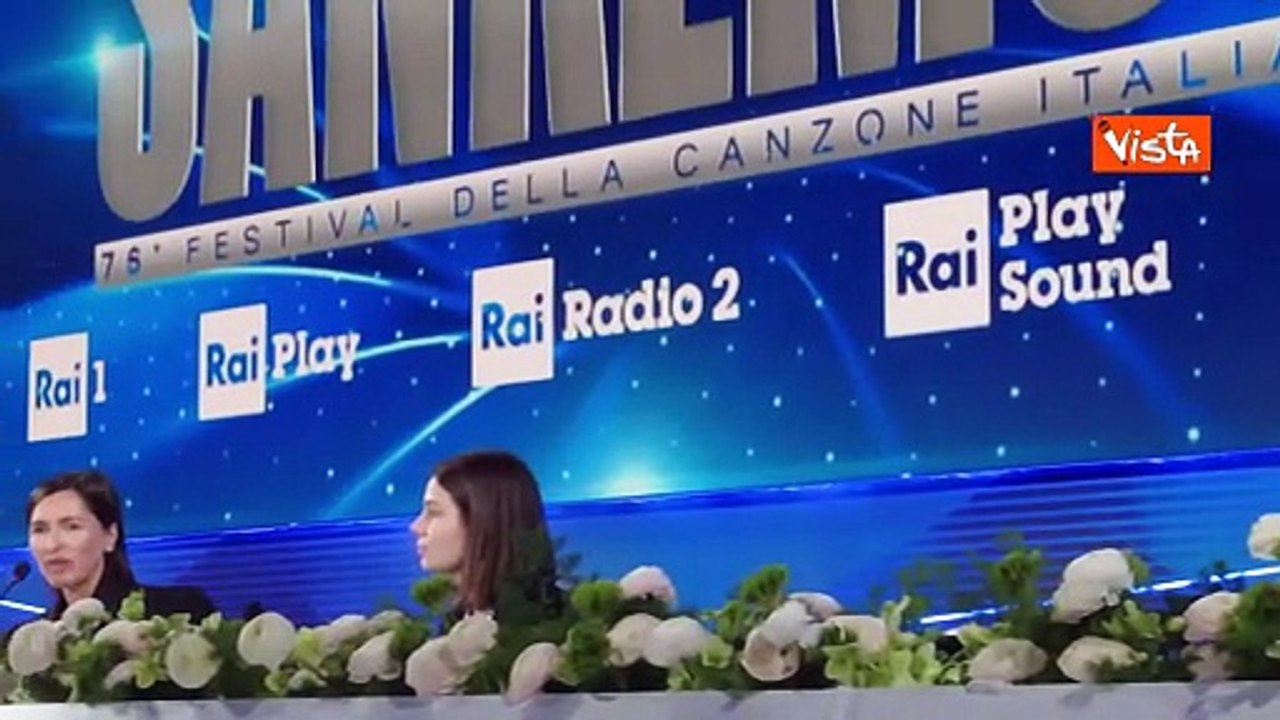 Serena Brancale si commuove durante la conferenza stampa, parlando della mamma