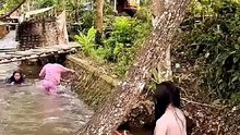 Keseruan anak desa mandi di sungai