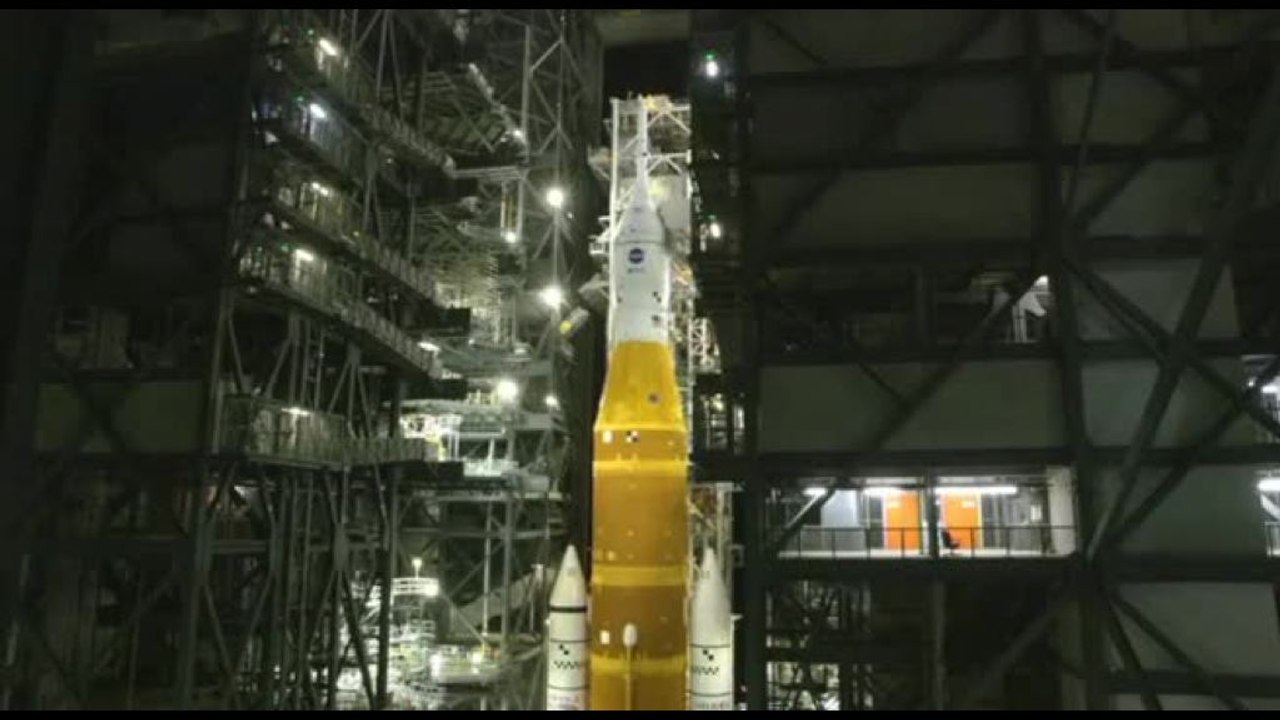 Nasa riporta imponente razzo lunare nell'hangar per riparazioni