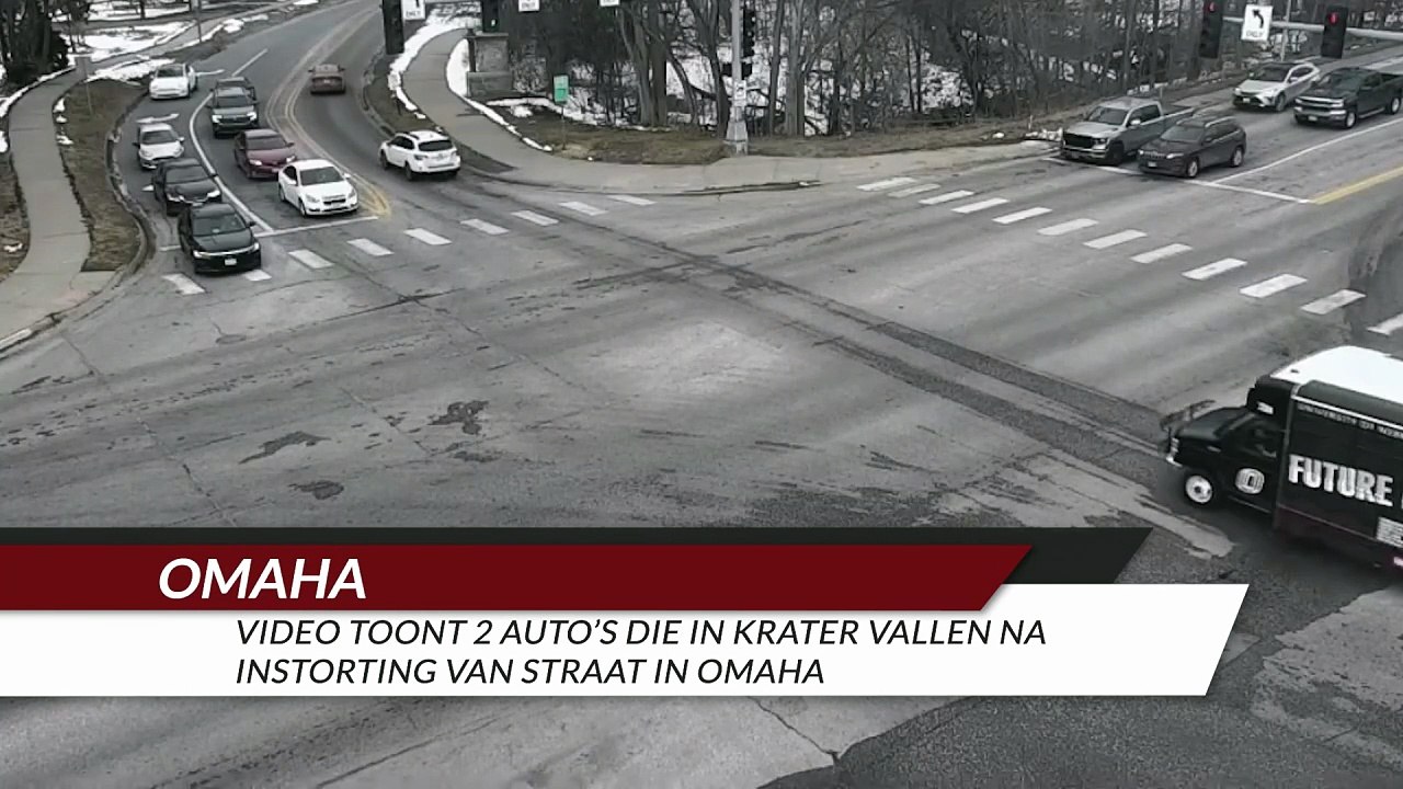 Video toont 2 auto’s die in krater vallen na instorting van straat in Omaha