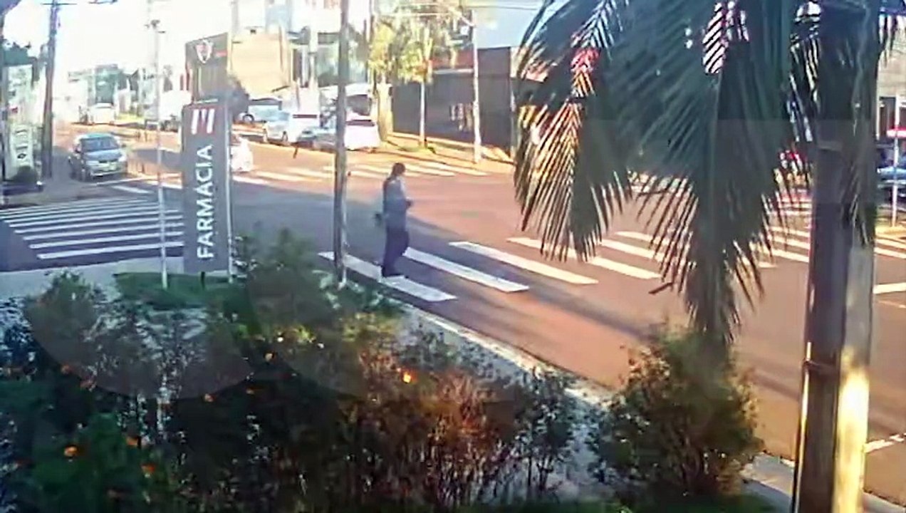 Vídeo mostra que adolescente parou na faixa antes de ser atropelada por carro
