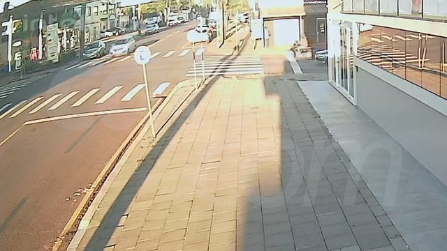 Câmera flagra momento que adolescente é atropelada na rua Manaus