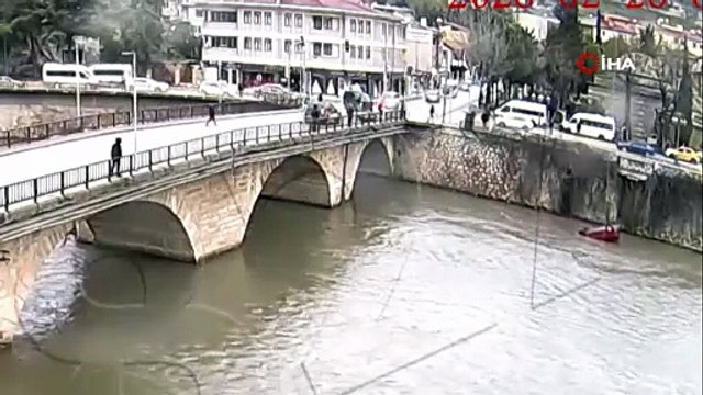 Yüreklerin ağızlara geldiği kaza saniye saniye kamerada: Kaza yapan araç Yeşilırmak Nehri'ne uçtu!
