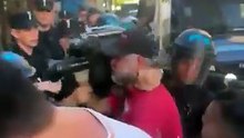 Salvaje agresión policial contra un equipo de A24