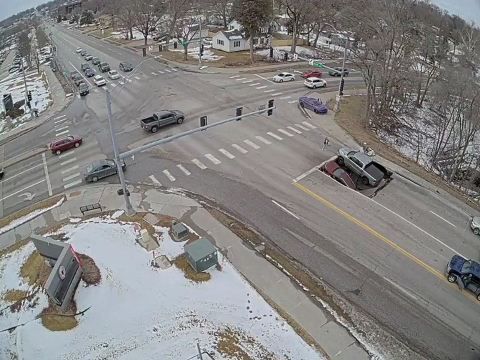 ABD’de kırmızı ışıkta bekleyen iki aracın bulunduğu noktada yol aniden çöktü.