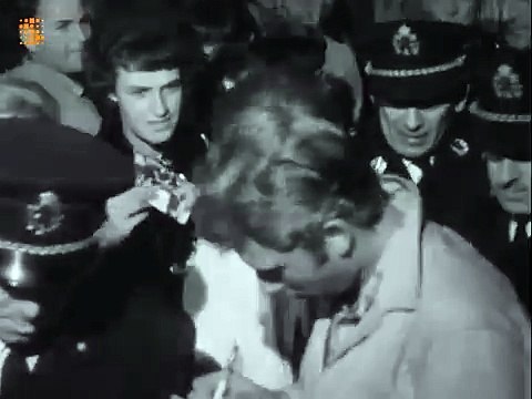 1965 – Johnny Hallyday – Reportage & Interview aux Répétitions du Kurssaal d’Ostende, Money / Ça Fait Mal (Magazine 9.000.000, RTB, 08 Septembre)