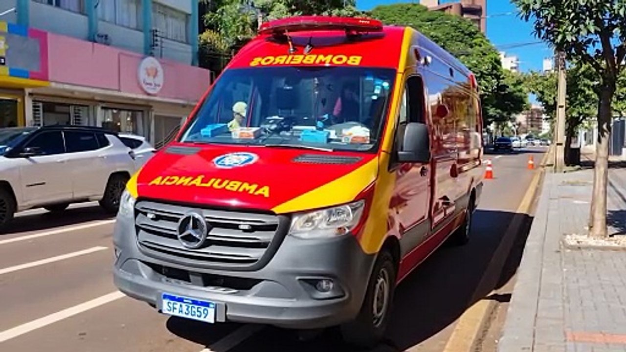Mulher fica ferida em acidente entre moto e carro no Centro de Cascavel