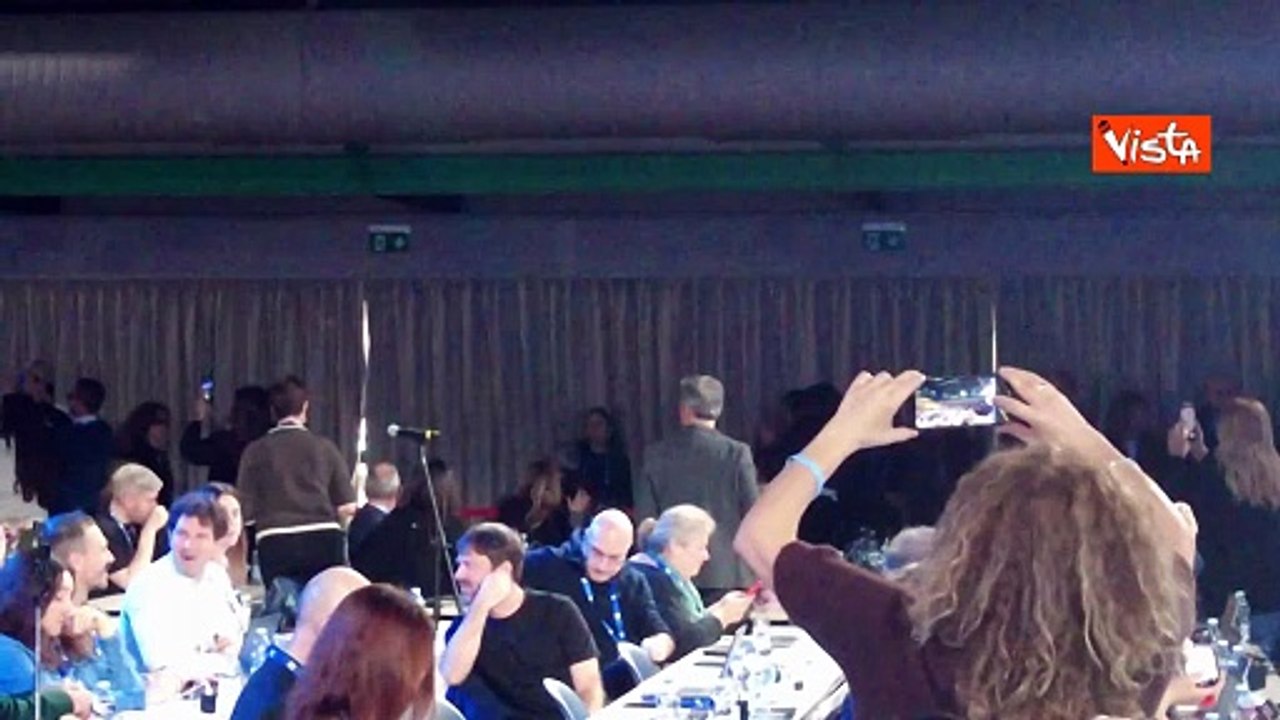 Irina Shayk arriva in Sala stampa, Conti l'aspetta con i fiori