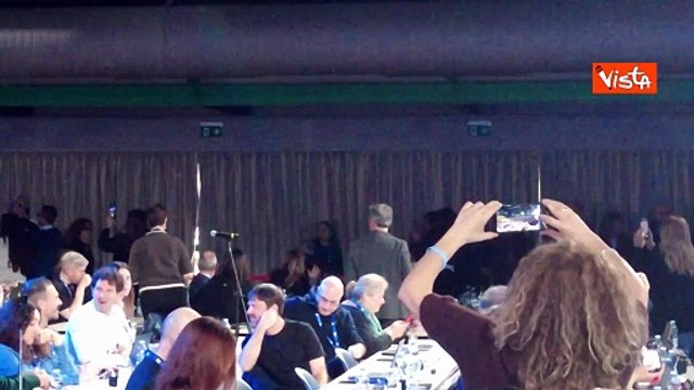 Irina Shayk arriva in Sala stampa, Conti l'aspetta con i fiori