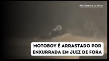 Motoboy é arrastado por enxurrada após forte chuva em Juiz de Fora