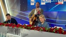 Sanremo 2026, Enrico Nigiotti suona la chitarra in sala stampa: "Per allietare la mattinata"