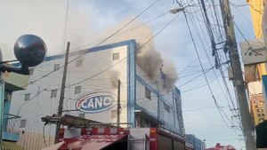 Incendio afecta almacén de tienda en la avenida Duarte; bomberos trabajan para sofocar las llamas