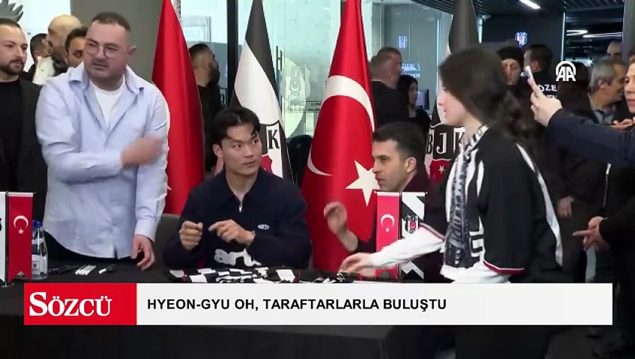 Beşiktaşlı futbolcu Hyeon-gyu Oh, imza gününde siyah-beyazlı taraftarlarla buluştu