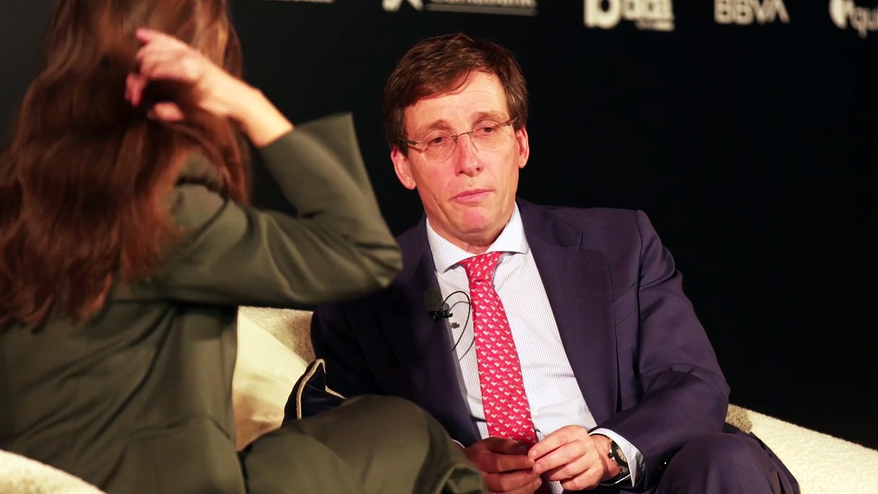 Almeida: "Vivimos en un momento crítico. No vale con tener una democracia nominal, tenemos que tener una democracia real"