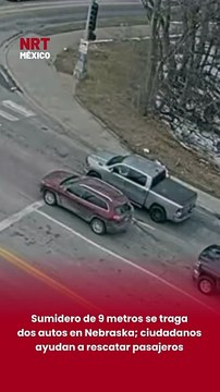 🚨 Un sumidero de aproximadamente 9 metros se abrió repentinamente en una calle de Nebraska, en Estados Unidos, atrapando a dos automóviles con sus pasajeros en el interior.