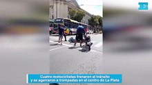 Cuatro motociclistas frenaron el tránsito y se agarraron a trompadas en el centro de La Plata