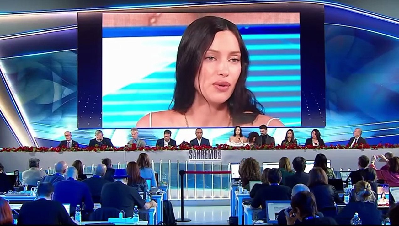 Sanremo 2026 - La domanda di Cinzia Marongiu a Irina Shayk durante la conferenza stampa