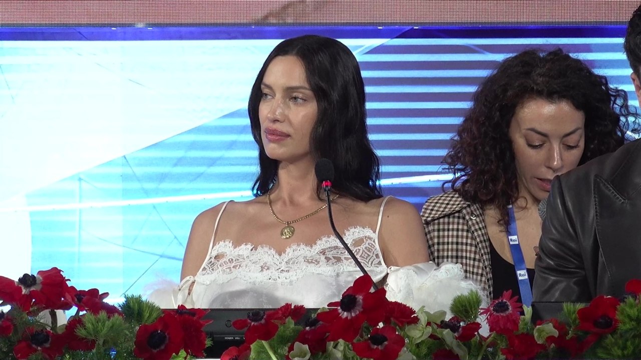 La russa Irina Shayk dribbla la domanda sulla pace: «Non sono qui per parlare di politica»