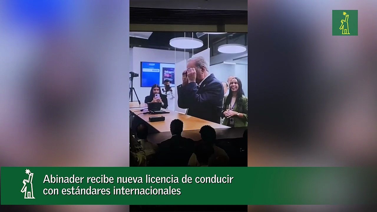 Abinader recibe nueva licencia de conducir con estándares internacionales