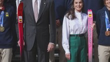 Felipe VI saluda a Oriol Cardona y Ana Alonso, repara en un detalle y les hace un comentario que provoca carcajadas