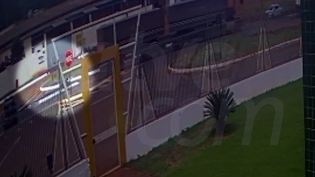 Câmera flagra motociclista sendo lançado para caçamba após batida na BR-369