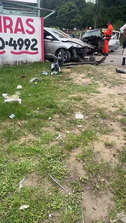 Colisão frontal entre HB20 e Paraty deixa quatro feridos no bairro de Ipioca