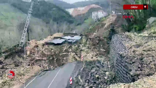 Ordu-Tokat yolunda meydana gelen heyelanda 300 metrelik yol çöktü