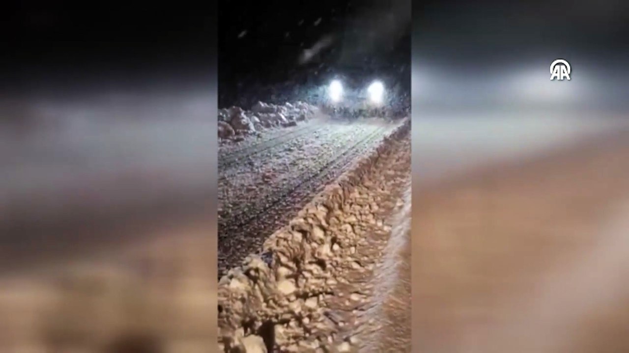 Siirt'te kar nedeniyle mahsur kalan 15 araç kurtarıldı