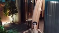 《縱她入骨》(上)為了奶奶的特效藥，許梁願不得已招惹上權勢最盛的男人——裴斯承，人人說她是他的掌心雀，玩膩就會拋之棄之，可她卻馴服他一身傲骨，後來有人看到睥睨眾生的男人俯身為她擦拭嘴角的殘渣，動作小心得像對待易碎的珍寶