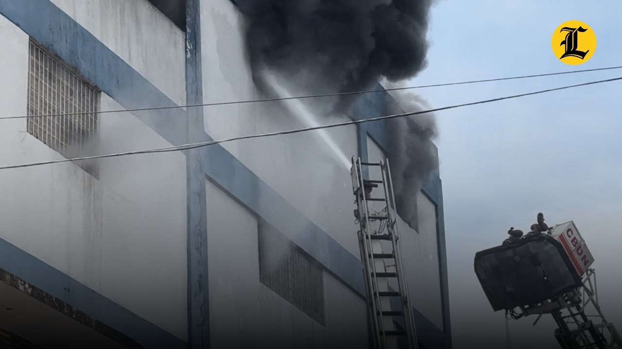 Bomberos siguen luchando para sofocar incendio en el cuarto piso de Almacenes Garrido
