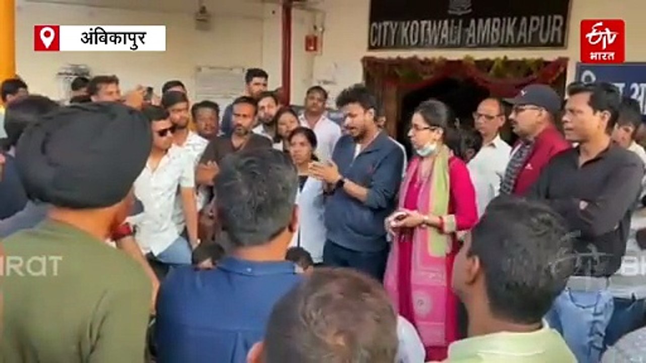 कवरेज कर रहे पत्रकार पर हमला, थाने में धरने पर बैठे जर्नलिस्ट, तीन पर अपराध दर्ज