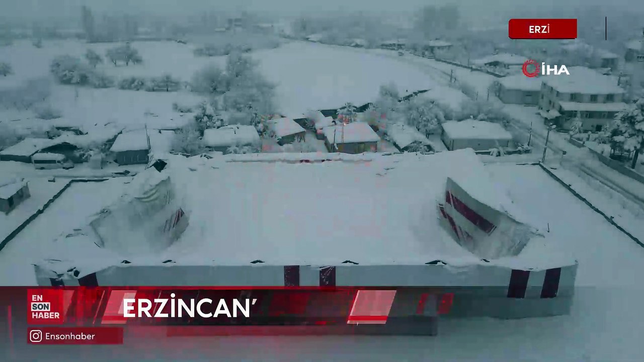 Erzincan’da yoğun kar yağışı nedeniyle halı sahanın brandası çöktü