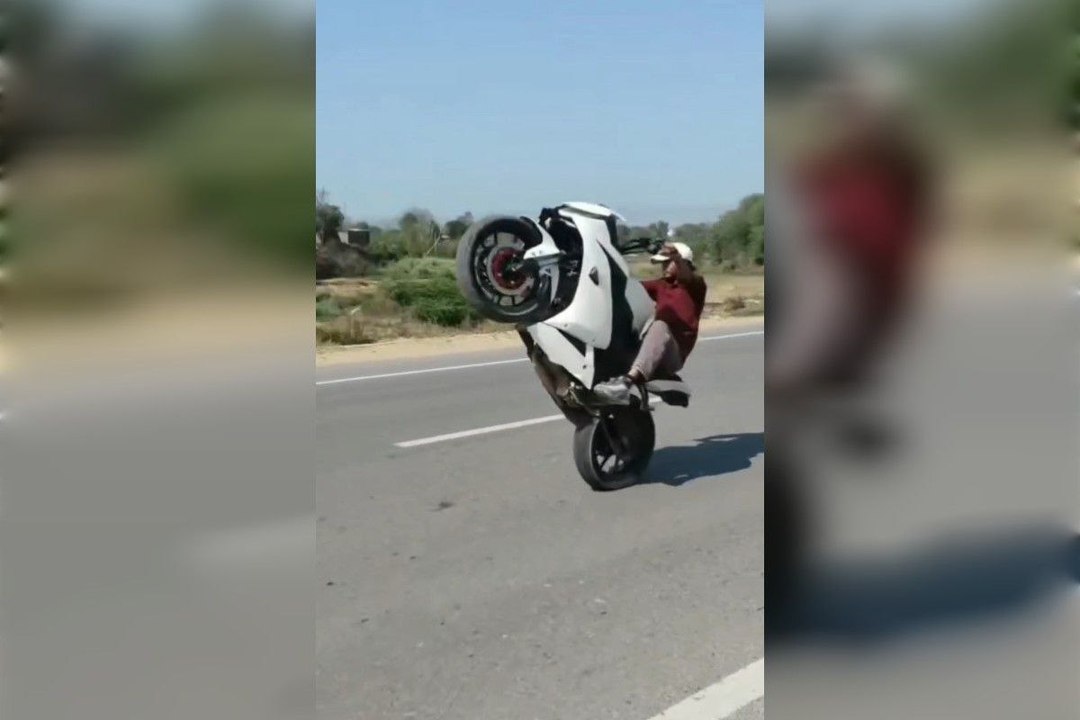 अलवर-सिकंदरा मेगा हाईवे पर युवक का खतरनाक स्टंट, एक टायर पर दौड़ाई बाइक; वीडियो वायरल