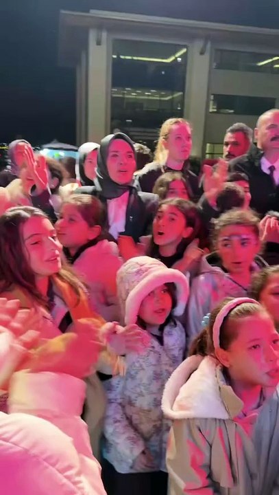 Aile Bakanı Göktaş, çocuklarla birlikte ilahi söyledi