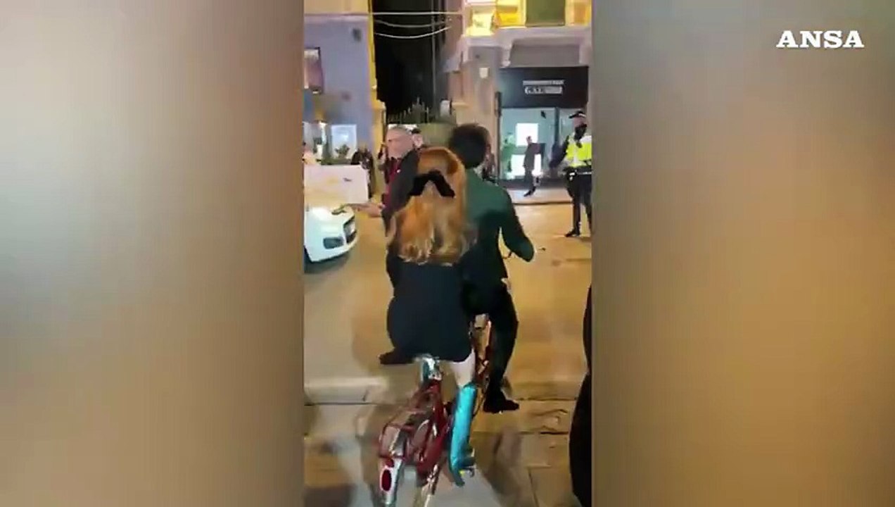 Sanremo, Maria Antonietta & Colombre in fuga in tandem dopo l'esibizione all'Ariston