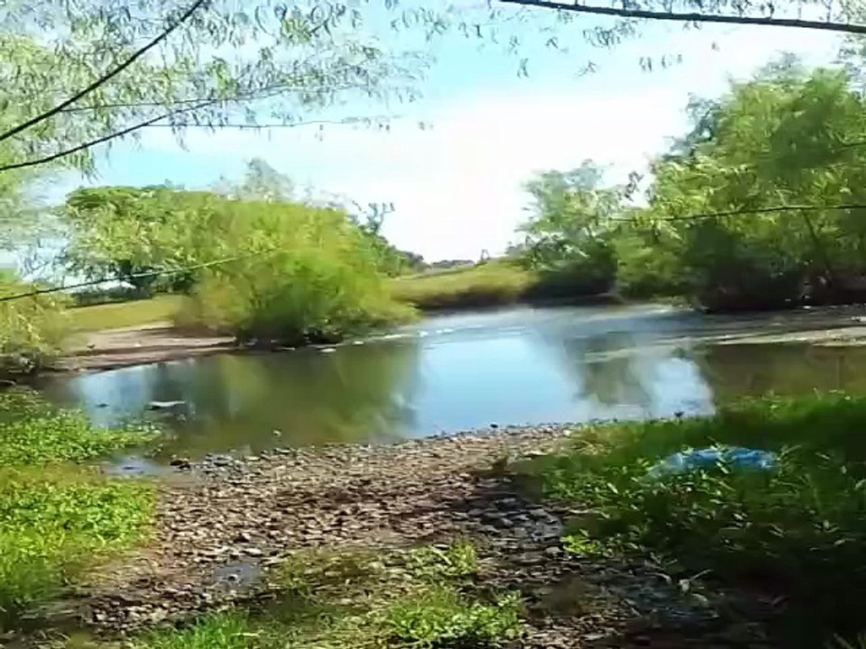 El agua no lucha contra las piedras, las abraza hasta darles forma