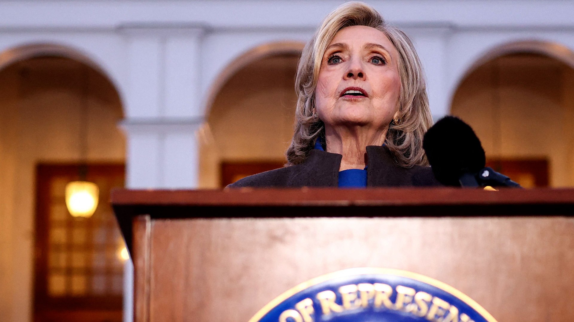 En una jornada hist�rica marcada por la tensi�n pol�tica, la exsecretaria de Estado Hillary Clinton compareci� este jueves ante legisladores de la Comisi�n de Supervisi�n de la C�mara de Representantes en un interrogatorio a puerta cerrada que se extendi� por m�s de seis horas. La sesi�n, realizada en Chappaqua, Nueva York, marca el inicio de dos d�as de declaraciones bajo juramento que tambi�n incluir�n al expresidente Bill Clinton.