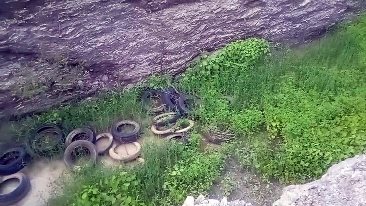 Pneus usados jogados em canal que liga a Barragem da Farinha ao Açude do Jatobá indignam morador rural de Patos; veja as imagens
