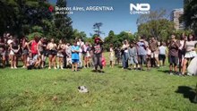 Jovens mascarados que se identificam como animais reúnem-se em Buenos Aires