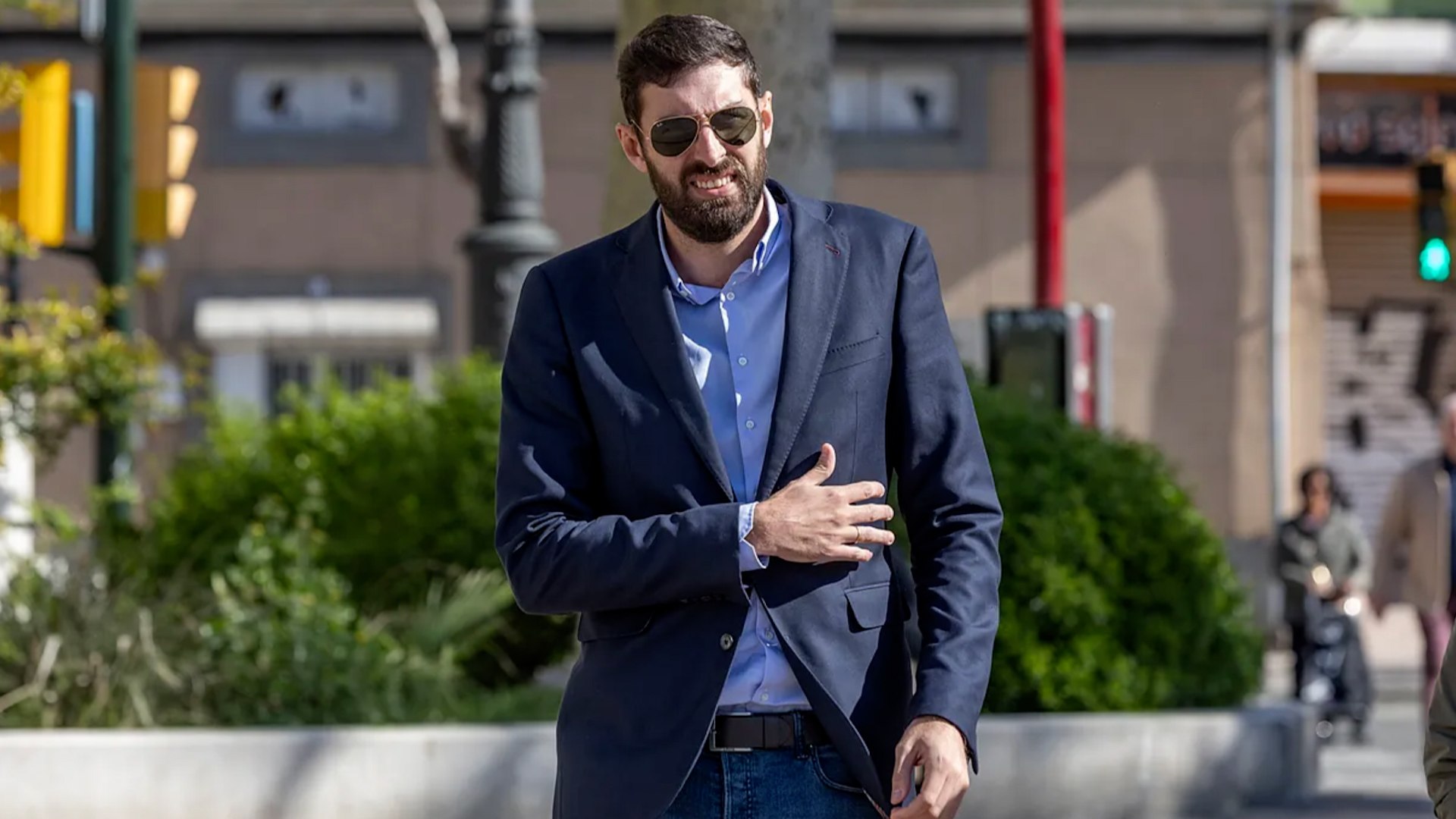 La estabilidad de Vox en la Regi�n de Murcia, el territorio con mayor tasa de afiliados por habitante y mejores expectativas electorales de la formaci�n, ha saltado por los aires tras la dimisi�n en bloque de su direcci�n provincial. Jos� �ngel Antelo, hasta ahora presidente regional, ha dejado claro este viernes que su salida no responde a un movimiento espont�neo de los dirigentes locales, sino a una decisi�n directa de Santiago Abascal para reemplazar el liderazgo murciano.