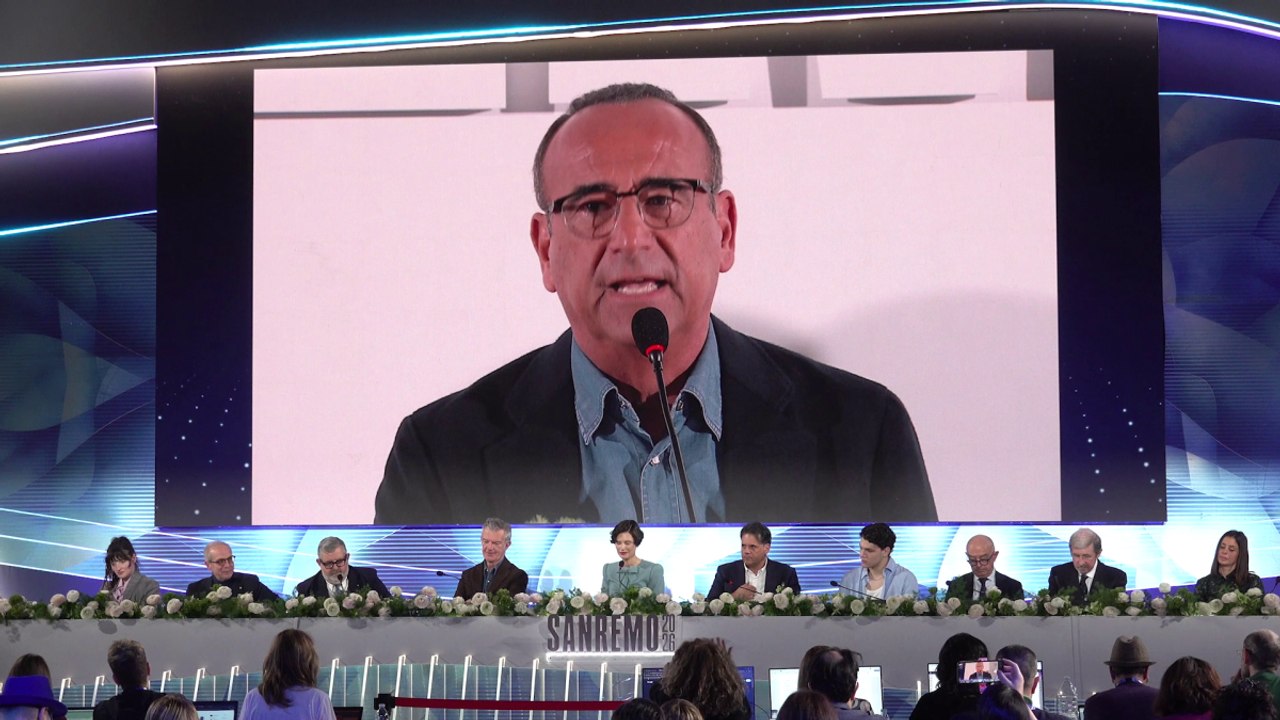 Carlo Conti lascia la conferenza di Sanremo: «Stasera tante sorprese, vado a organizzarle»