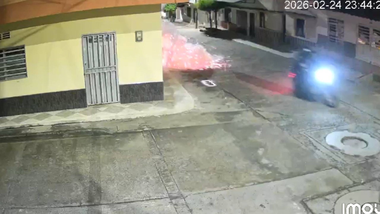 Momento exacto en el que sujetos en moto activaron un explosivo al frente de una casa en Valle