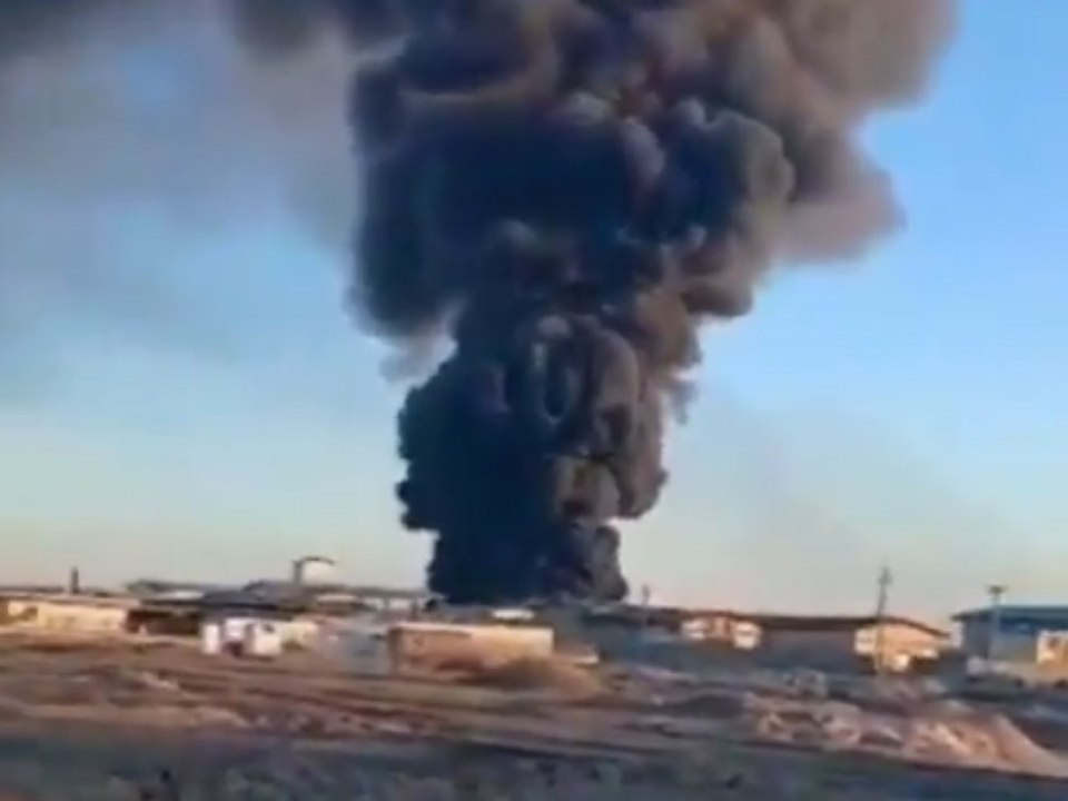 Riesige Rauchwolken: Fabrik brennt lichterloh
