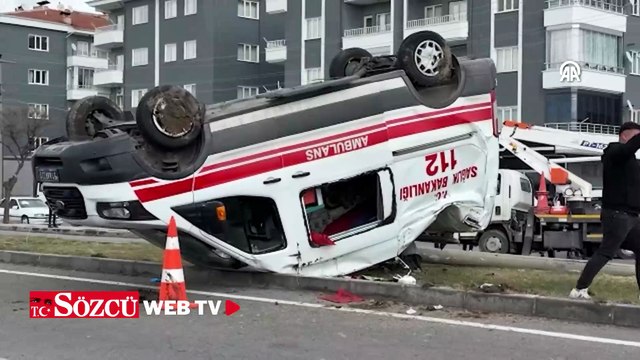Niğde'de ambulans ile hafif ticari aracın çarpıştığı kazada 3 kişi yaralandı