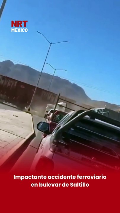 🚨 Automovilistas captaron el momento exacto en que un tráiler fue embestido por el tren la tarde de este jueves en el bulevar Nazario Ortiz Garza, casi en su cruce con el bulevar Vito Alessio Robles, en Saltillo.