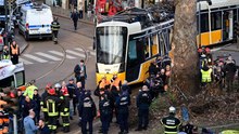 VIDEO Tram deraglia a Milano e travolge i pedoni. Due morti. L'autista: "Ho avuto un malore"