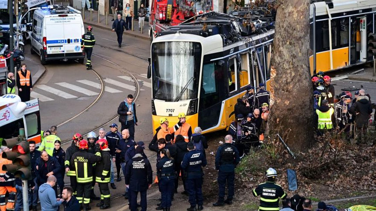 VIDEO Tram deraglia a Milano e travolge i pedoni. Due morti. L'autista: "Ho avuto un malore"