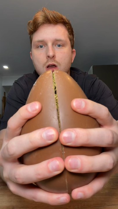 Œuf de Pâques Lindt de Dubai à 100 € 😱✨ une pièce en édition très limitée entièrement au chocolat de Dubai : chocolat au lait, kadaif et pistache, le combo dont on ne se lasse pas finalement 😍✨🎉Et toi tu aimes le chocolat de Dubai ?