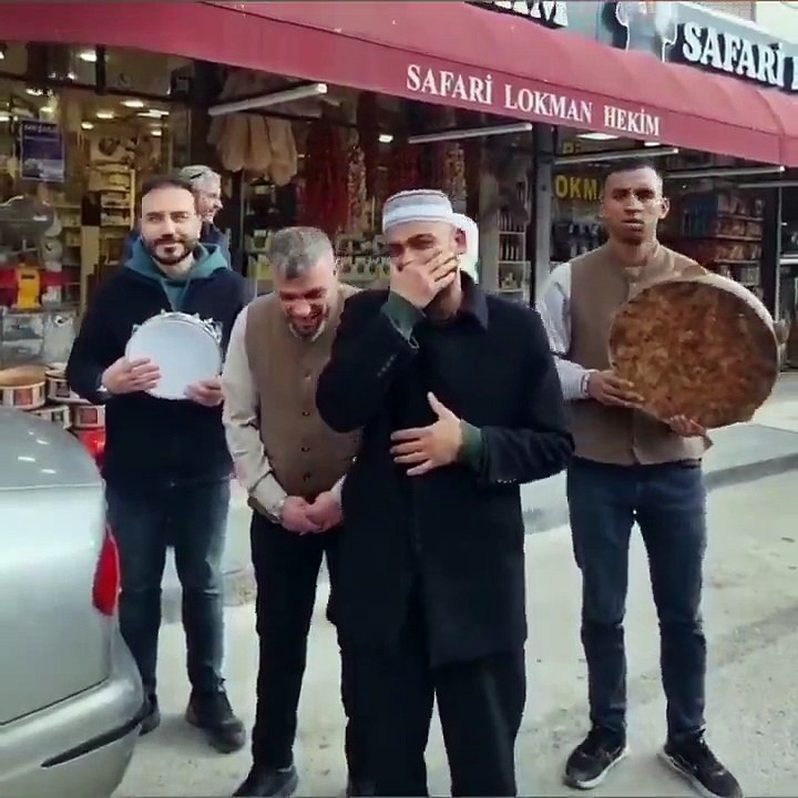 Celal Karatüre, “Kâbe’de Hacılar Hû Der Allah” ilahisini seslendirmek için hazırlık yaparken